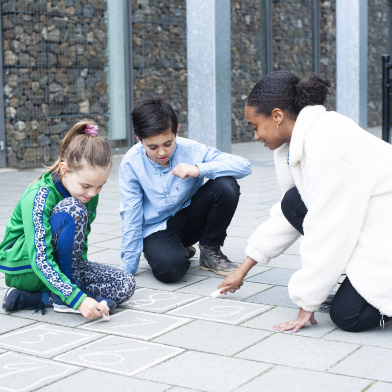 Medewerker aan het werk in kinderopvang