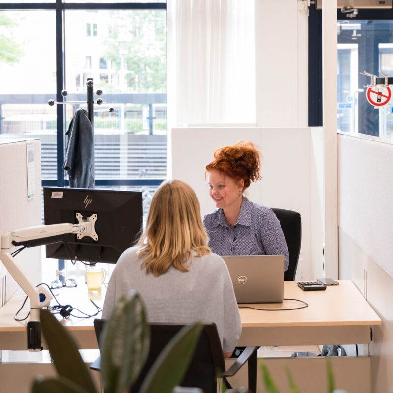 Collega afdeling Uitkeren in het werkcentrum