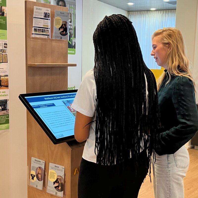 Medewerkers achter zuil van Amfors