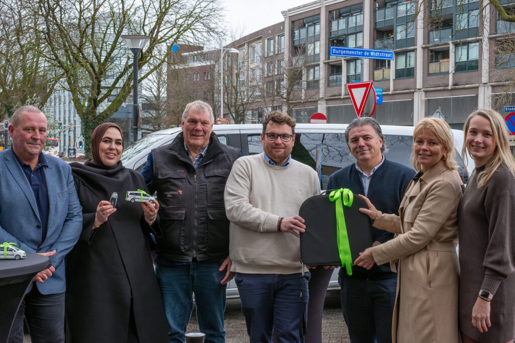 Rayonmanager Dennis de Jong, wethouder Nadya Aboyaakoub – Akkouh, Bert Boeijink, Mark Eijbaard, Osman Suna, Marianne Klein en Benthe Goes ontvangen bus.