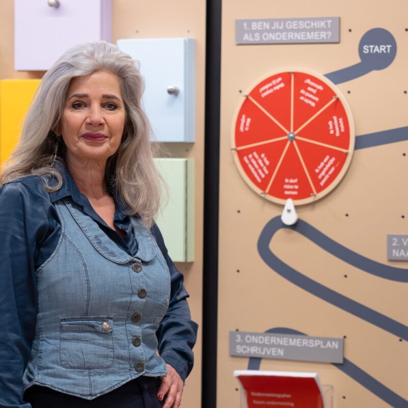 Agnes Verhulst staat voor themawand in het werkcentrum